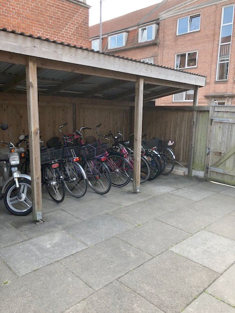 ledige-lejligheder-aflaast-cykelkaelder-nyvej-randers parkeringsplads