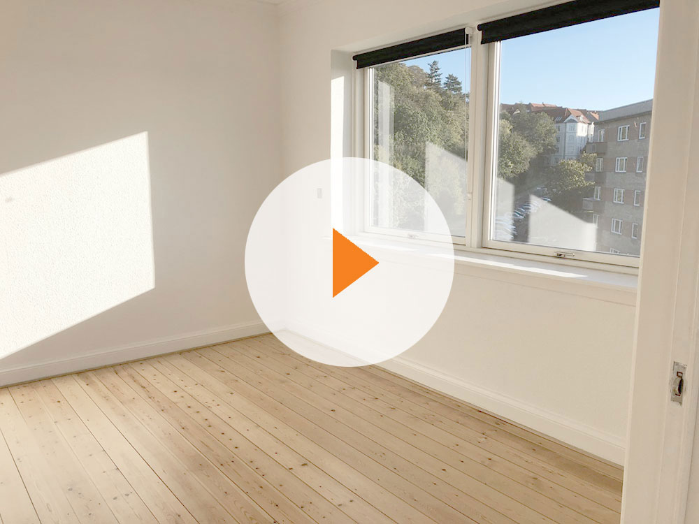 Ledige-lejlighed-4-vaerelser-stue-vinduesparti-Vilh-thomsens-plads-1-4-th-Youtube 4 værelses i Randers