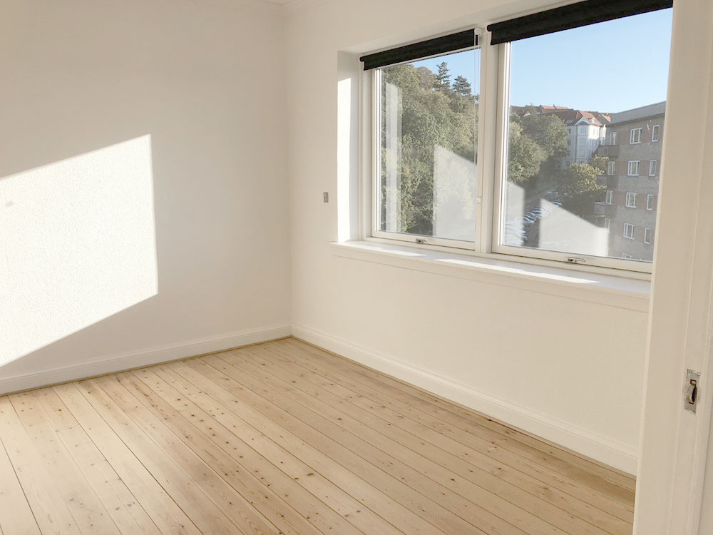 Ledige-lejlighed-4-vaerelser-stue-vinduesparti-Vilh-thomsens-plads-1-4-th