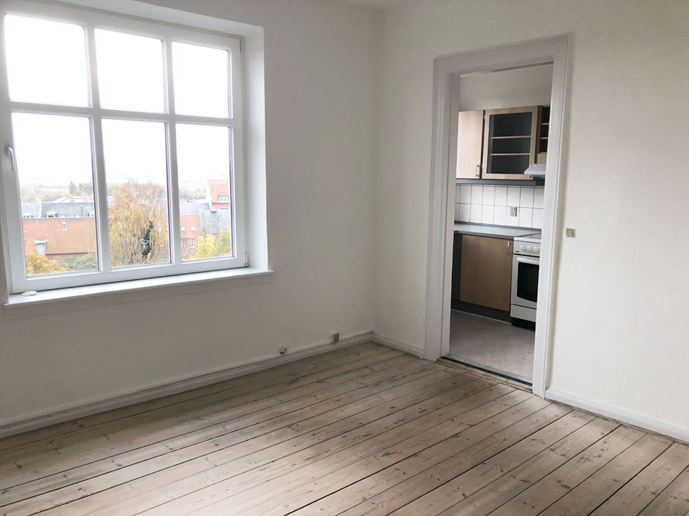 billig-lejlighed-Randers-stue-koekken-udsigt-Danmarksgade-7-2-tv