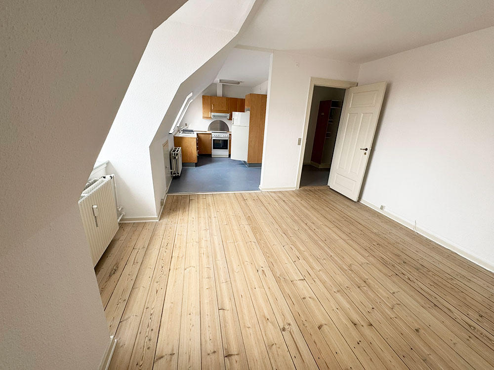 ledig-lejlighed-Randers-taglejlighed-stue-koekken-Sennelsgade-10-4-th 2 værelses taglejlighed i Randers