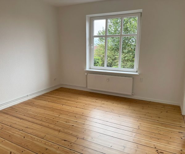 billig-lejlighed-Randers-stue-vinduesparti-Danmarksgade-7-1-tv Køkken i åben forbindelse til stuen